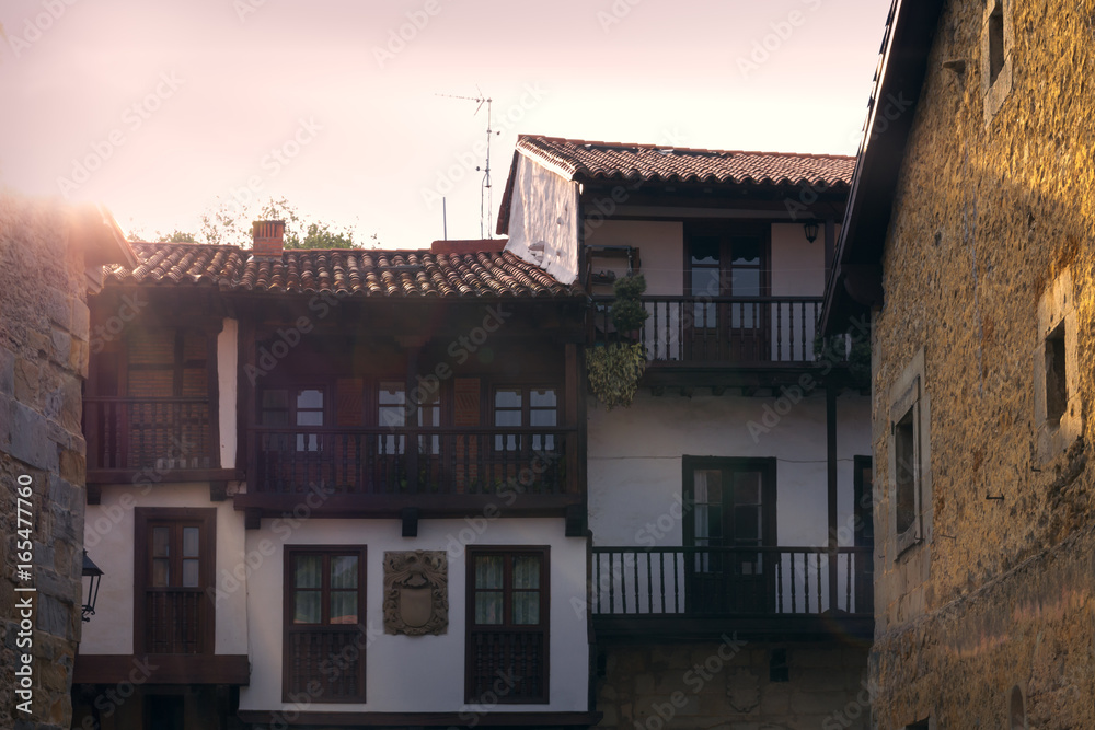 Calles pintorescas y medievales en Santillana de Mar, Cantabria, España