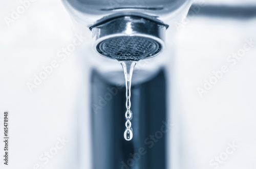 Plakat Tap with water drops close up