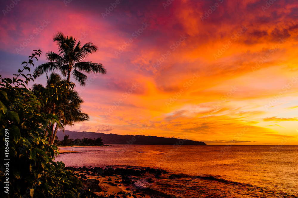 Fototapeta premium Zachód słońca nad North Shore Oahu na Hawajach nad oceanem