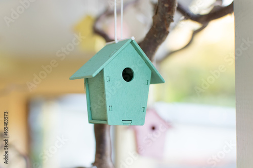 Canvas-taulu tiny birdhouse green close-up