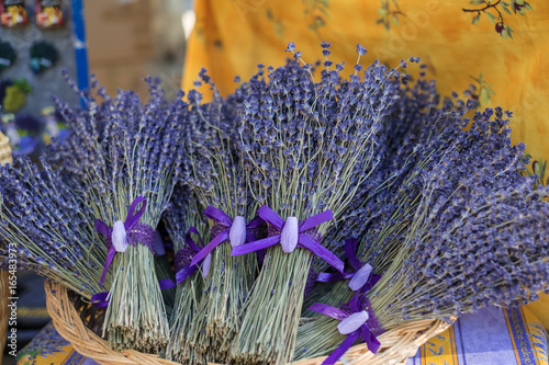 Bouquets de lavande decoré, sur le marché provençal. 