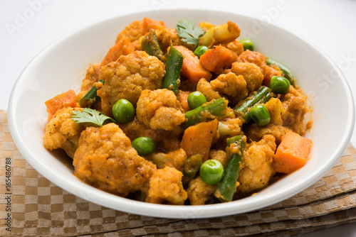 Tapety artystyczne indian spicy food Gobi matar Masala or cauliflower curry with green peas or phool gobi fry, selective focus 