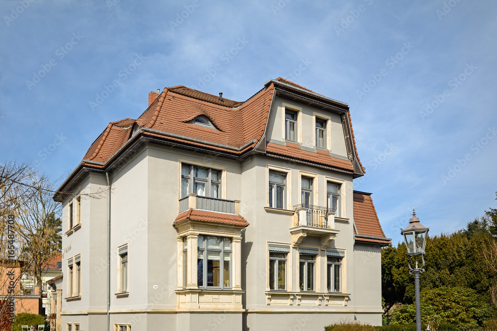 Altbau Fassade einer Gründerzeit Villa Wohnhauses 