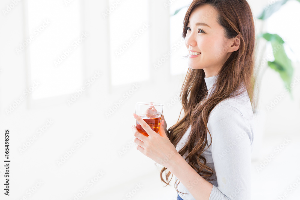 部屋でお茶を飲む女性 部屋でお茶を飲む女性