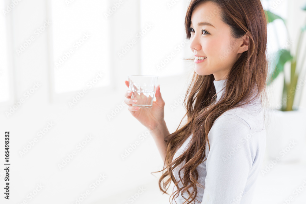 水を飲む女性 水を飲む女性