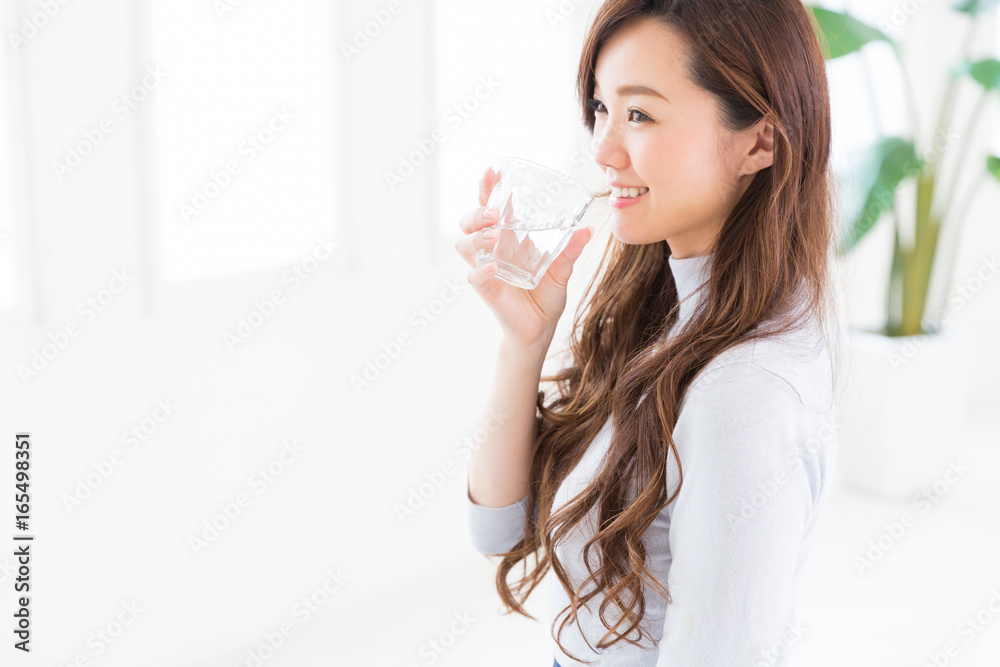 水を飲む女性 水を飲む女性