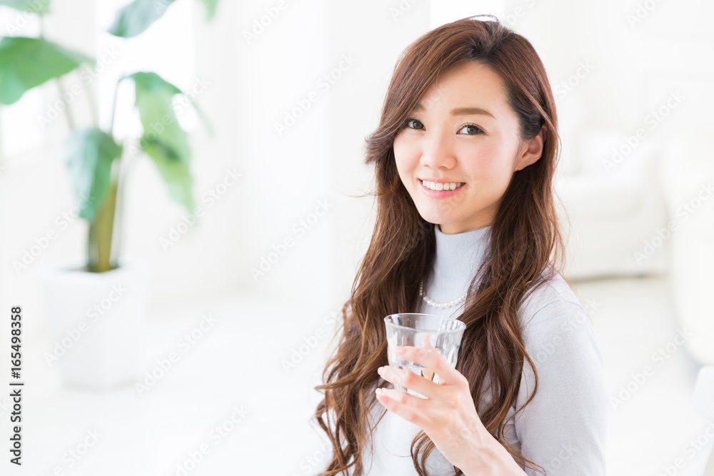 水を飲む女性