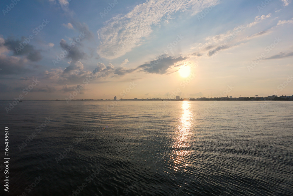 Fototapeta premium Sunset by the sea in Thailand.