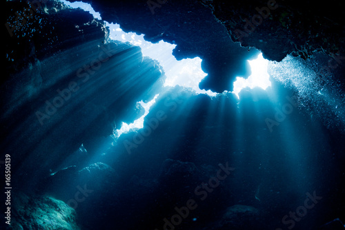 Fototapet Rays of sunlight into the underwater cave