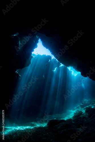 Rays of sunlight into the underwater cave 