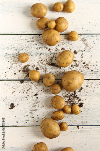 frische Kartoffeln Hintergrund Tisch overhead neue Ernte 
