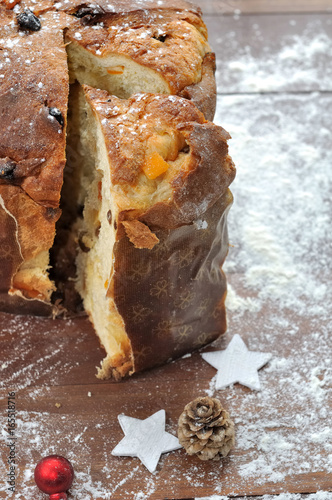 part de panettone sur table en bois et décoration de Noël