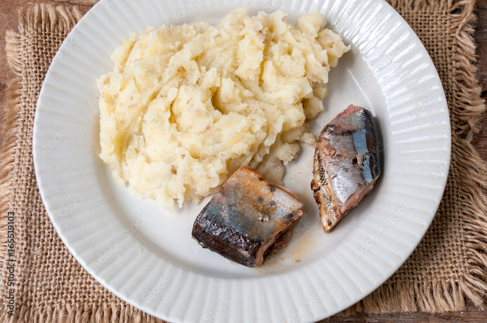 Lunch: crushed potatoes fish saury on the table