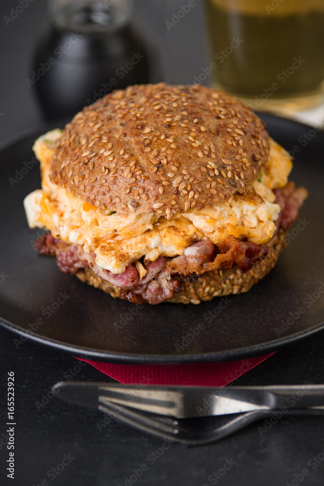 Schinkenspeck-Rührei-Burger Schinkenspeck-Rührei-Burger