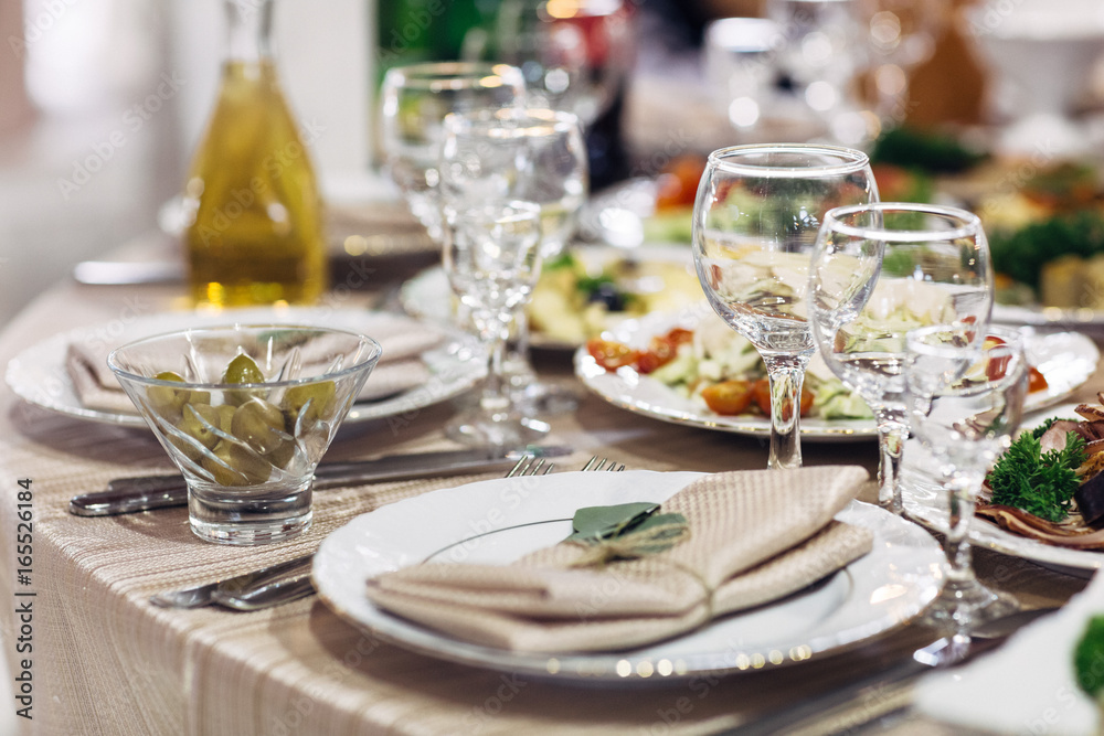 Green leaves lie on the plate