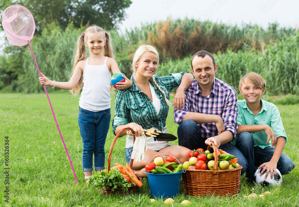 Obraz premium Parents with two children at the lawn.