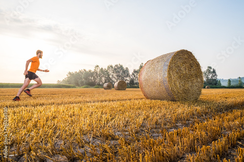 Uomo che corre in un campo di grano in campagna