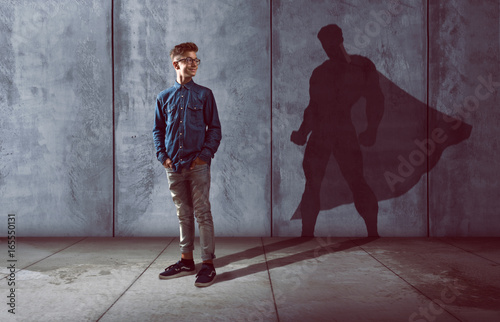 Kind mit Schatten in Heldenform photo