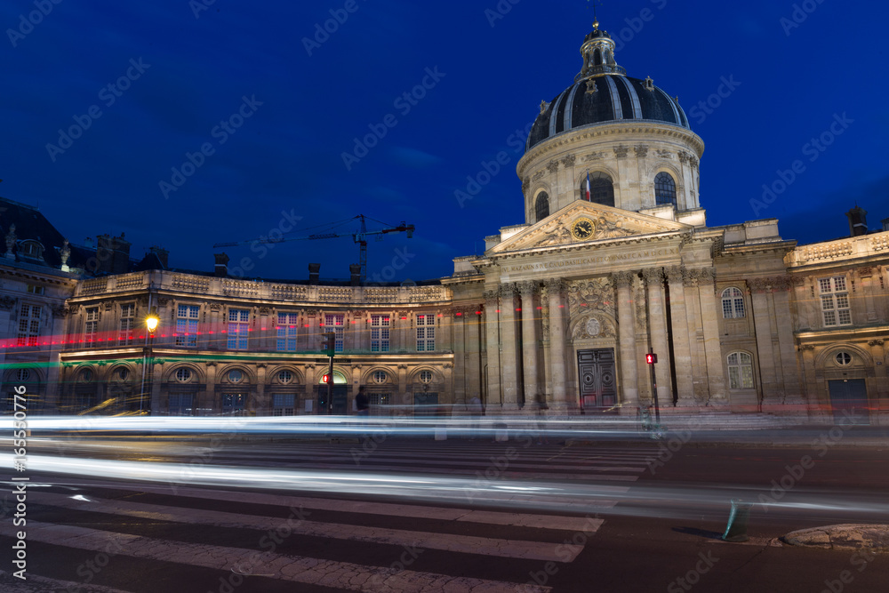 Paris, Trafic de Nuit sur l'institut de France