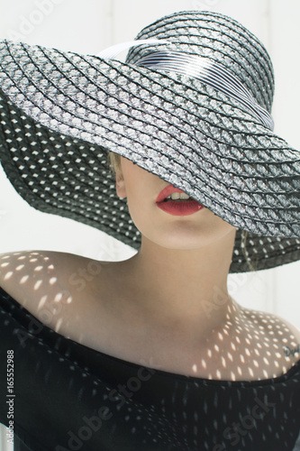 Chica de moda con sombrero