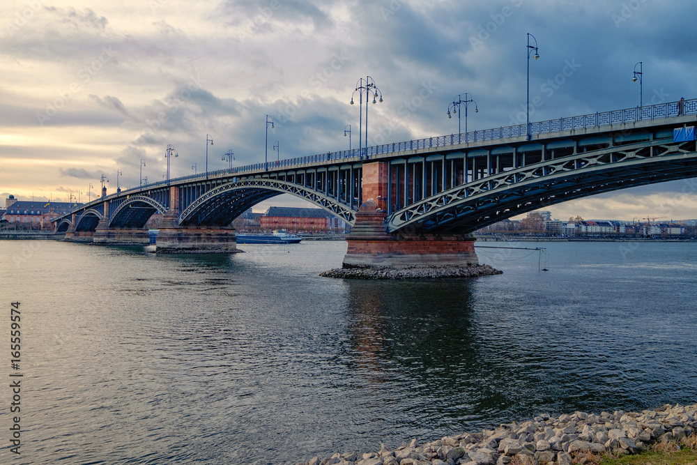 Theodor-Heuss-Brücke in Wiesbaden Theodor-Heuss-Brücke in Wiesbaden