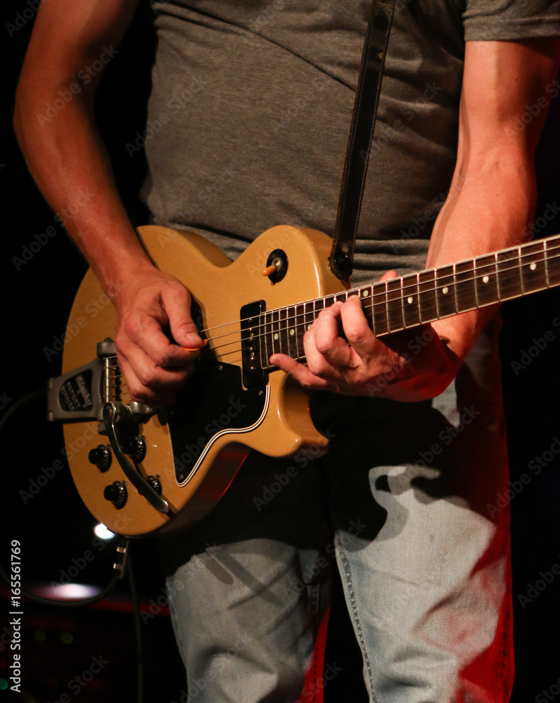 Fototapeta premium Gitary, bas i banjo - instrumenty w pracy