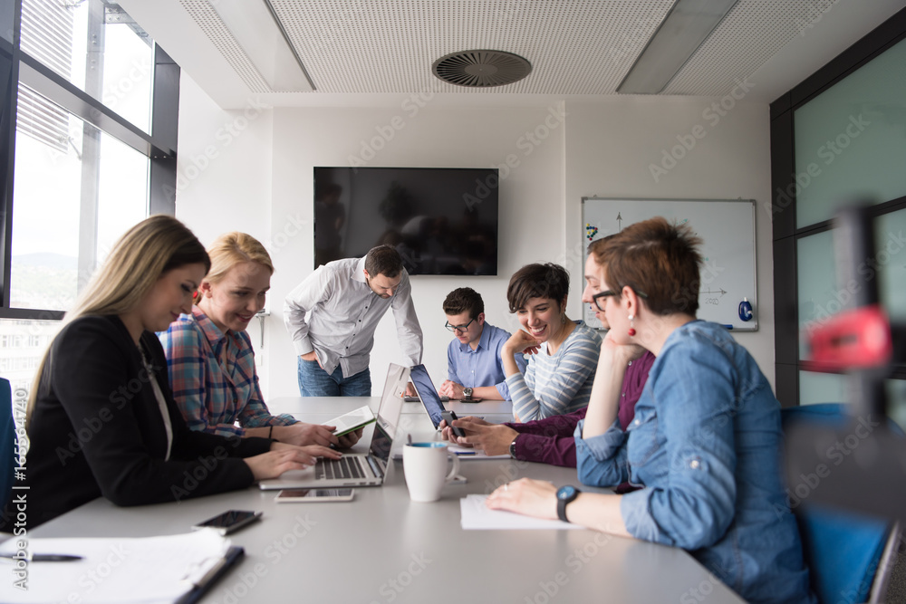 Obraz premium Group of young people meeting in startup office