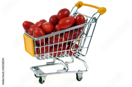 Chariot de supermarché rempli de tomates olivettes