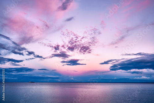 Fototapeta samoprzylepna Pink Sunset Lake Superior ze statkiem