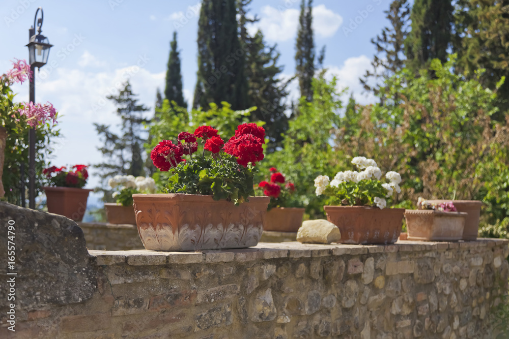 Toskana-Impressionen, Terrasse mit Blumenschmuck
