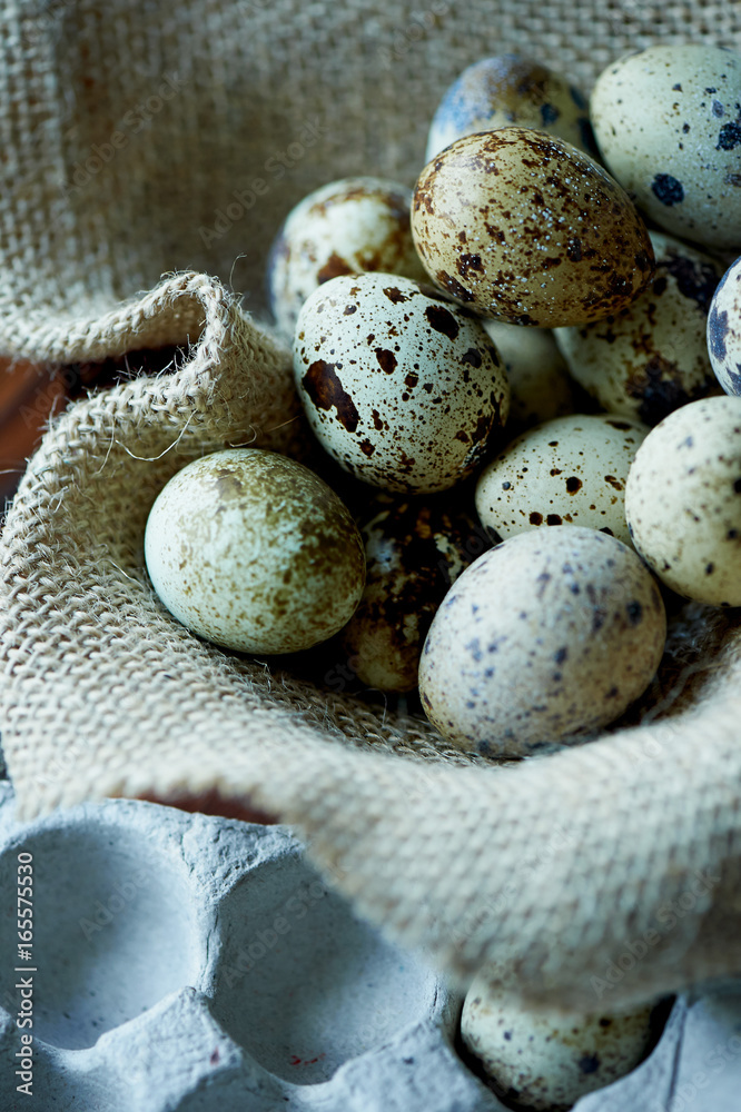 Obraz premium Quail eggs, photographed in a simple rustic style. Simple protein-rich foods.