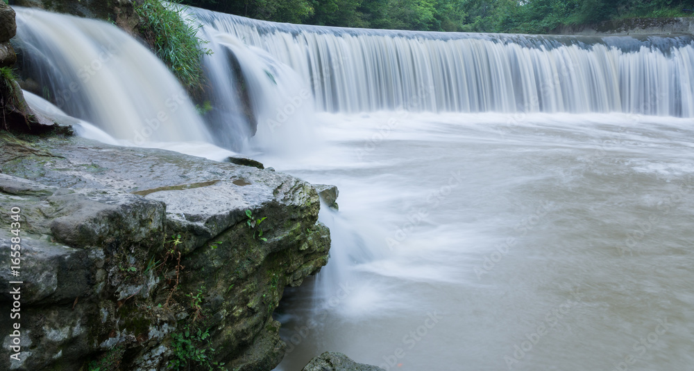 Panorama eines idyllischen Wasserfall Panorama eines idyllischen Wasserfall