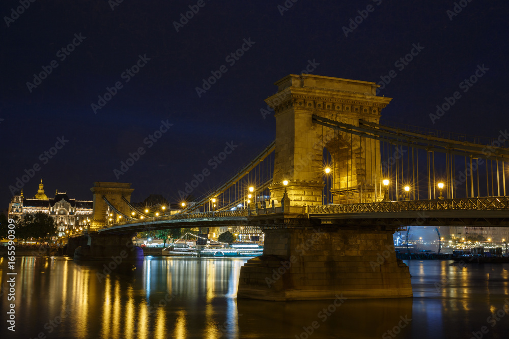 Obraz premium Night view of the Szechenyi Chain Bridge is a suspension bridge. Hungary