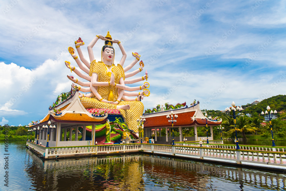 Fototapeta premium Храм Ват Плай Лаем (Wat Plai Laem) на острове Самуи