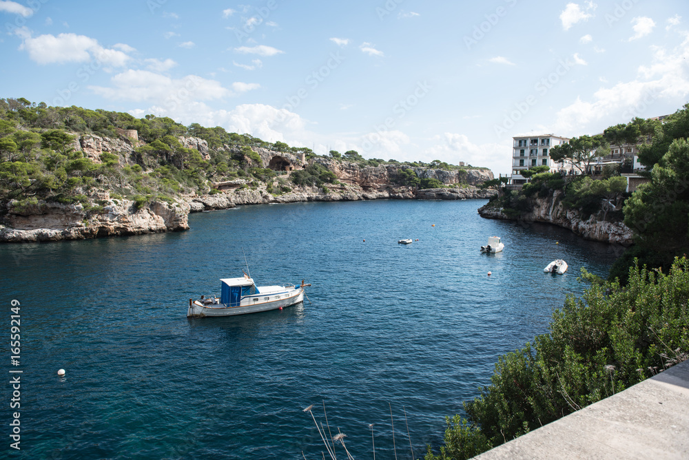 felsige Bucht auf Mallorca mit Schiffen in der Sonne
