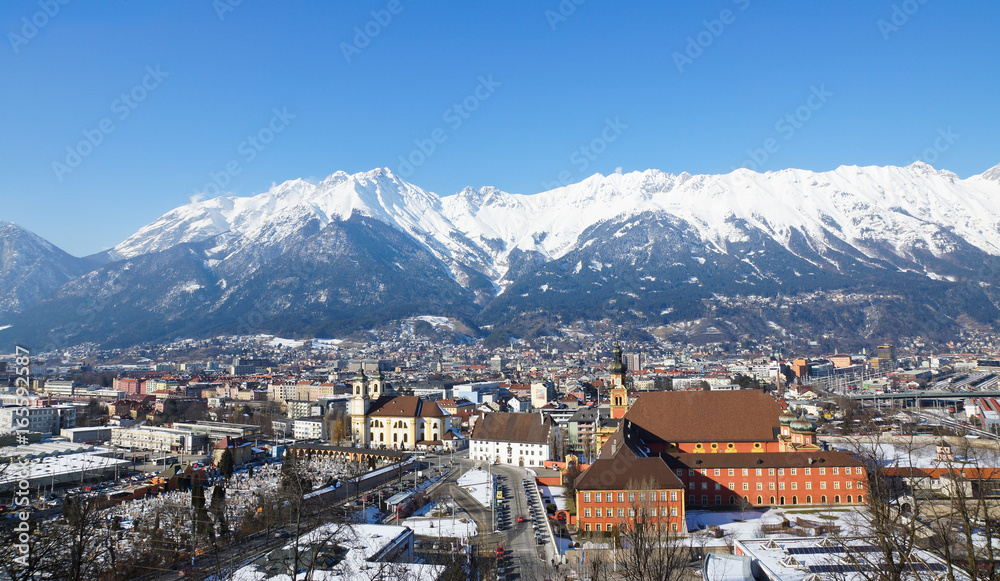 Innsbruck mit verschneiten Bergen