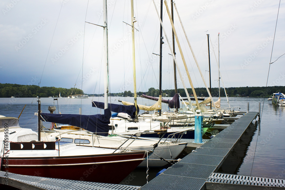 Fototapeta premium Segelboote auf der Havel in Berlin Tegeler See