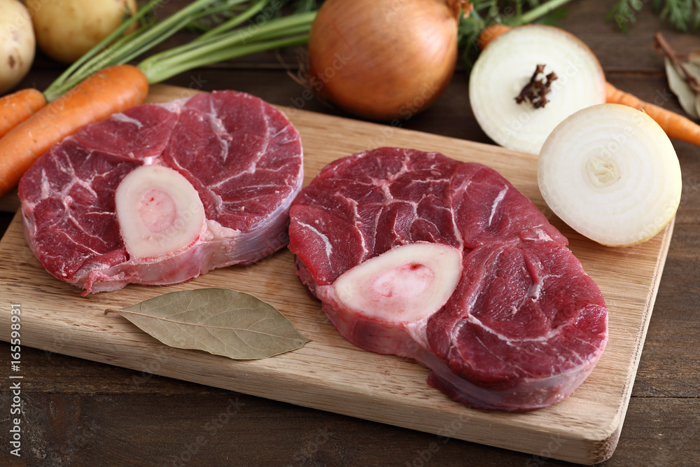 carne cruda di bovino su tavolo di cucina rustico carne cruda di bovino su tavolo di cucina rustico