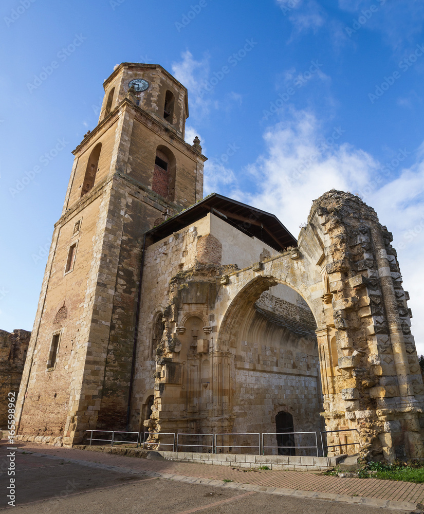 Torre del Reloj y Ruinas del Monasterio de San Benito. Sahagun. España