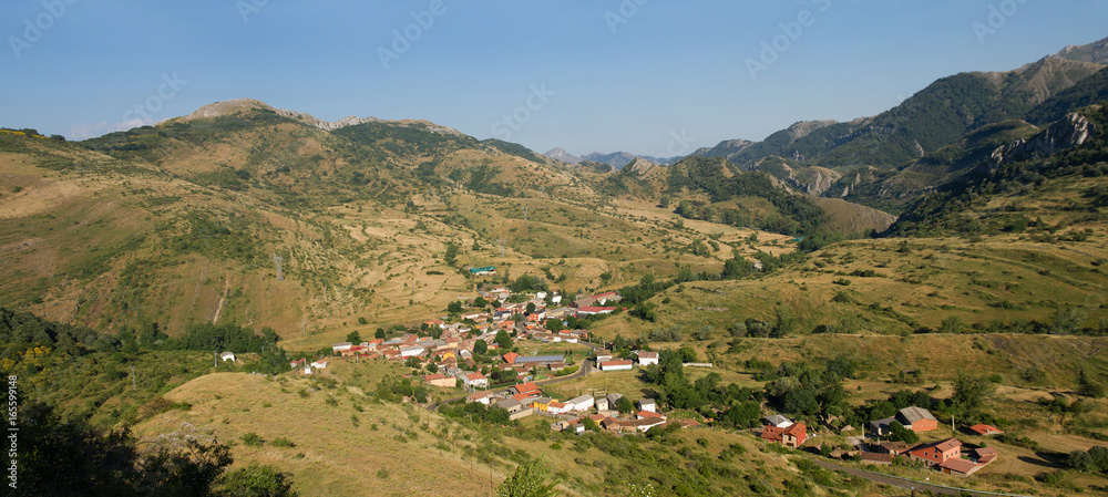 Vista panoramica de Paisaje Montañoso con Pueblo. Eras. Leon. España
