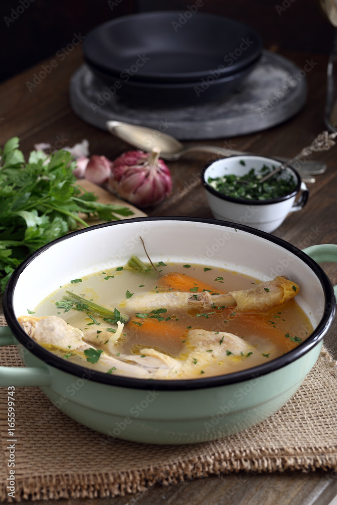 brodo o zuppa  con cosce di pollo in tegame di metallo