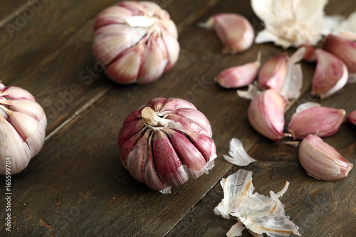 aglio intero e spicchi di colore rosa photo