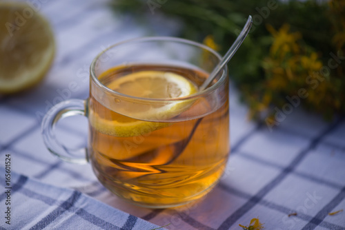 Травяной чай из зверобоя с лимоном