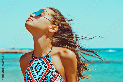 Canvas Print Beautiful happy  woman at sea