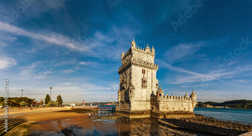 Foto Beautiful ancient Belem tower panoramic view at sunset, Lisbon