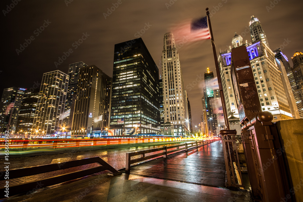Fototapeta premium Chicago building at night 