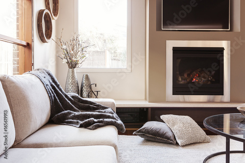 Fotografia Warm inviting interior with gas log fireplace