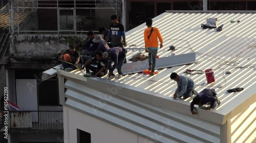 Wallpaper Mural Crowds of construction worker installing aluminium roof. Torontodigital.ca