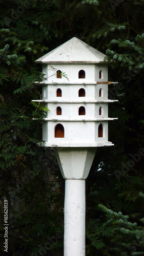 mehrstöckiges Vogelhaus im Botanischen Garten von Akureyri in Island