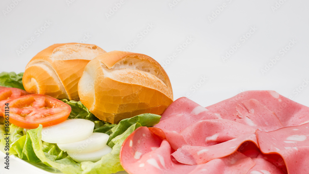 pão francês  salada e mortadela